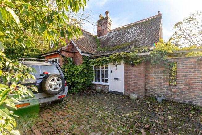2 bed property, in Upper Church Road, £350,000
