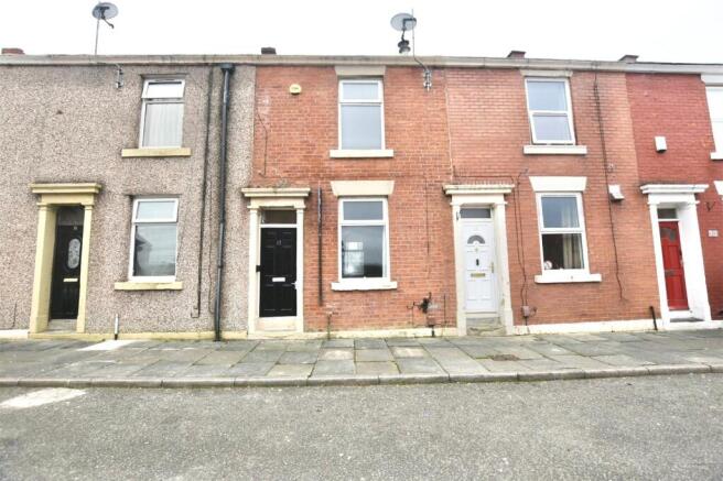 2 bed property, in Swan Street, £60,000