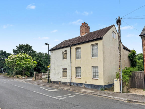 2 bed property, in Stanpit, £325,000