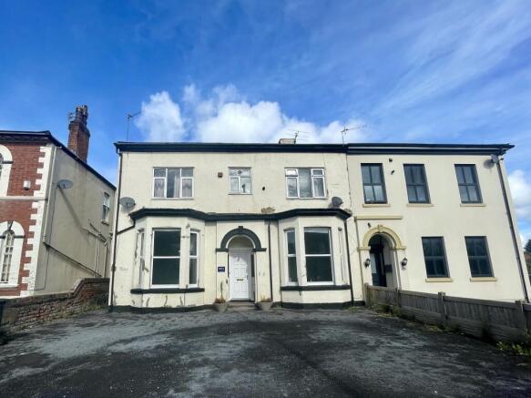 2 bed property, in Manchester Road, £110,000
