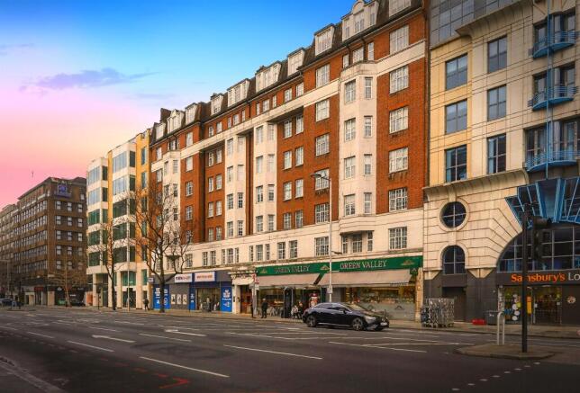 2 bed property, in Kensington High Street, £575,000