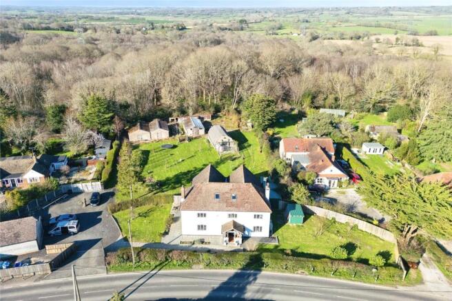 6 bed property, in Barnets Hill, £950,000