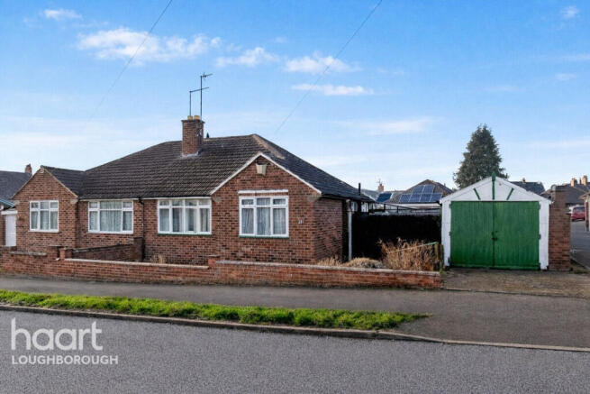 2 bed property, in Chalfont Drive, £180,000