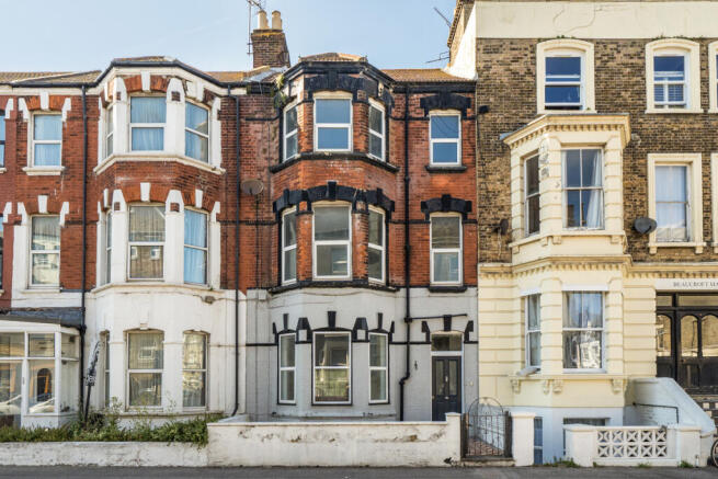 5 bed property, in Canterbury Road, £425,000