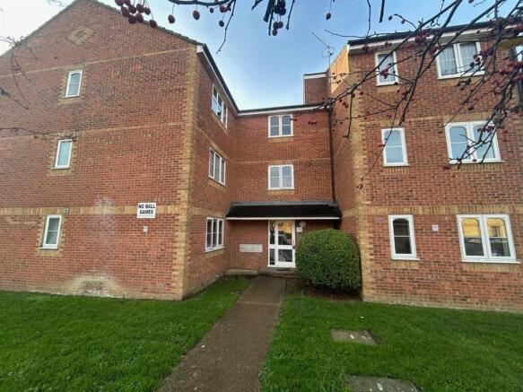 1 bed property, in Redford Close, £210,000