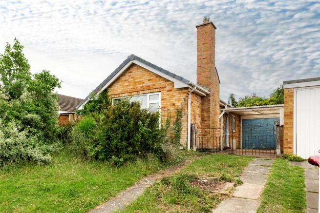 2 bed property, in Redwood Avenue, £200,000
