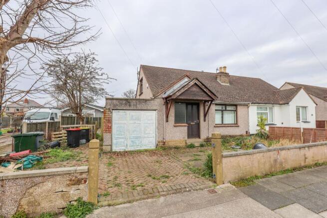 2 bed property, in Beaufort Road, £179,950