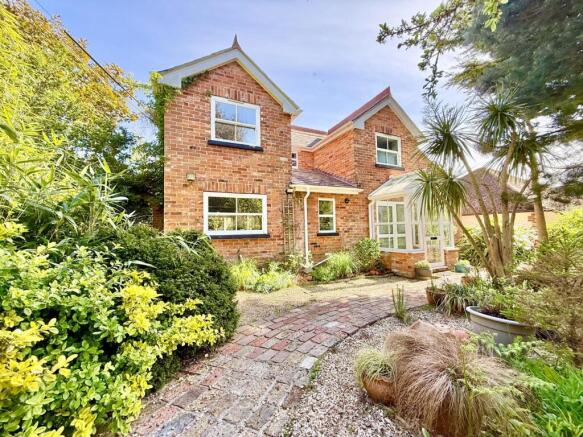 4 bed property, in 14 Chewton Common Road, £1,075,000