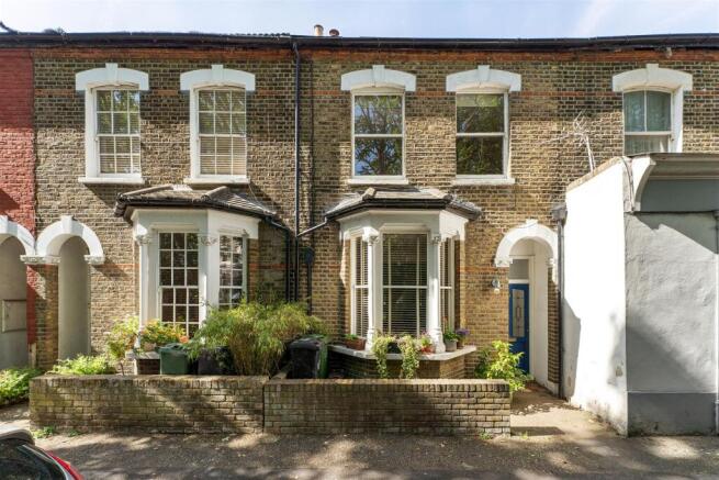 3 bed property, in Orford Road, £925,000