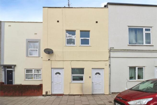 2 bed property, in Two Mile Hill Road, £170,000