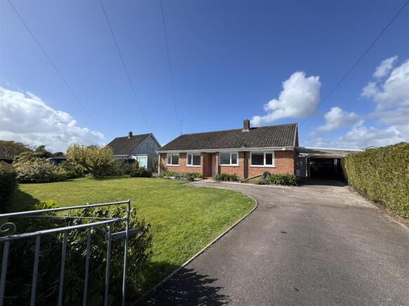 3 bed property, in Inner Loop Road, £420,000