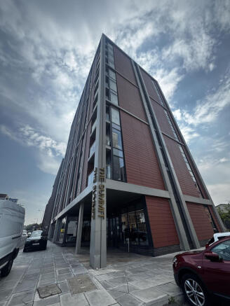 1 bed property, in The Summit, £120,000
