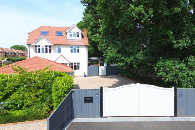 5 bed property, in Long Lane, £975,000