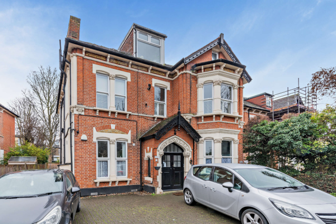 1 bed property, in Bromley Road, £270,000