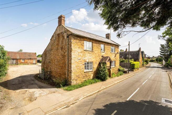 4 bed property, in Main Street, £550,000