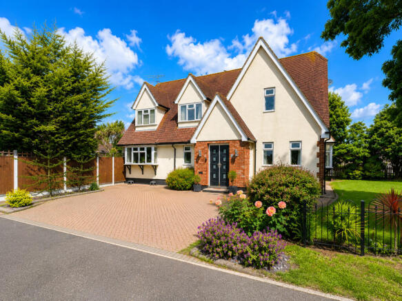 5 bed property, in Harewood Avenue, £525,000