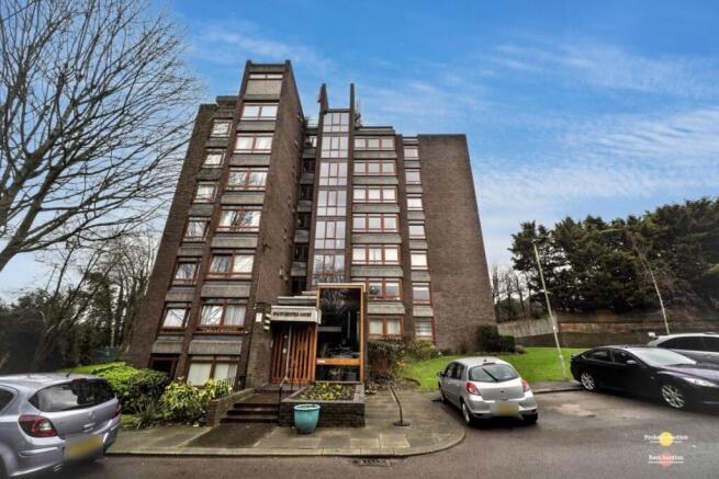 2 bed property, in Westchester Drive, £195,000