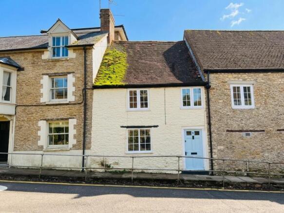 2 bed property, in North Street, £185,000