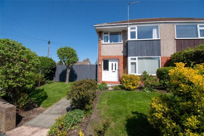 3 bed property, in Carlton Close, £325,000