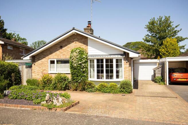 2 bed property, in Hazelwood Close, £500,000