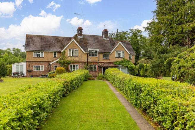 2 bed property, in Coombe Hill Road, £475,000