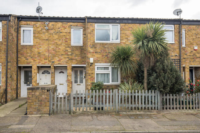 2 bed property, in London UB8, £209,995