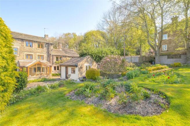 4 bed property, in Far Dene, £700,000