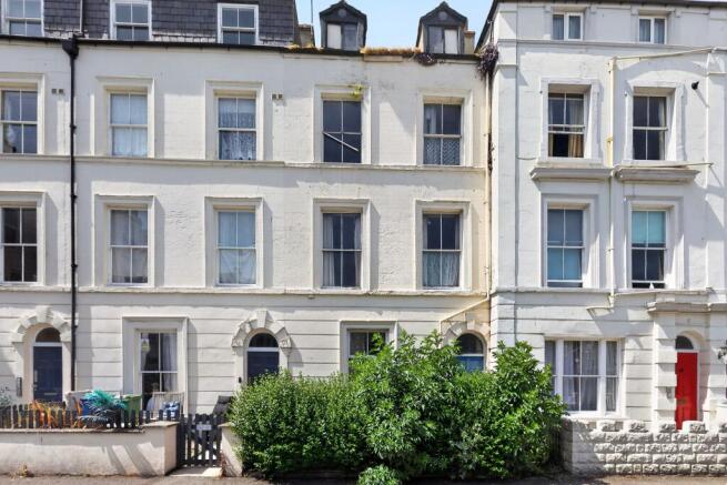 2 bed property, in Rosedene Flats 15 West Square, £40,000