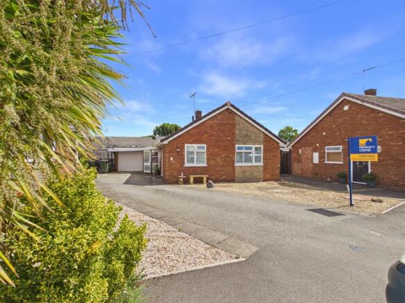 2 bed property, in The Spinney, £290,000