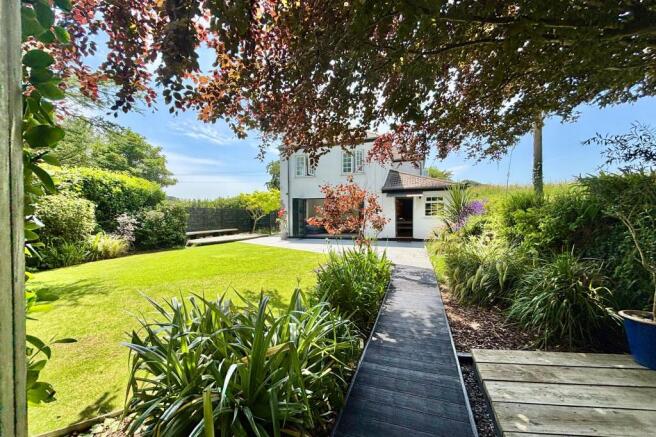 3 bed property, in Lane End, £590,000