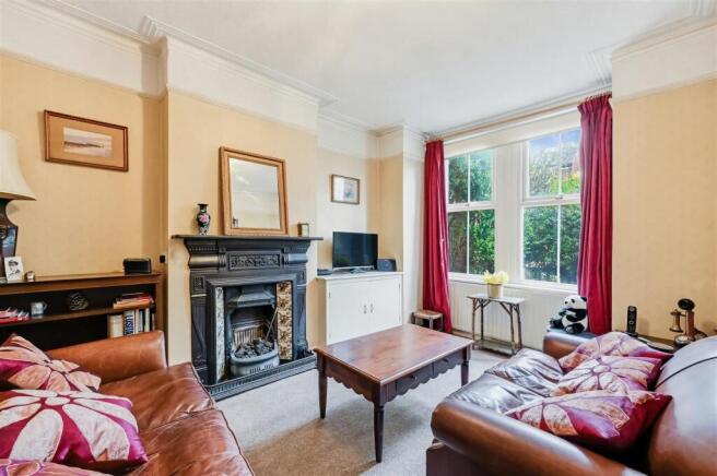 2 bed property, in Park Road, £725,000