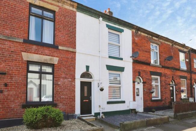 2 bed property, in Belbeck Street, £175,000