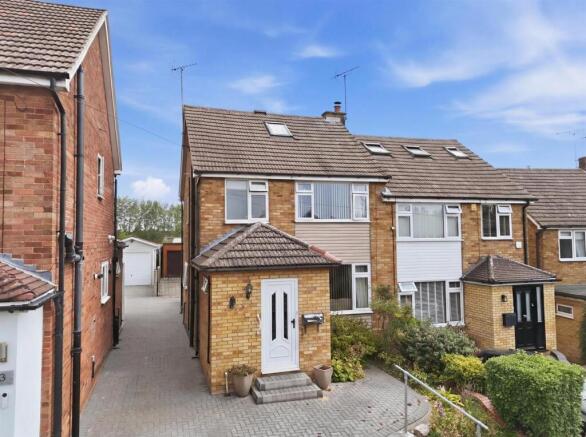 3 bed property, in Balmoral Close, £415,000