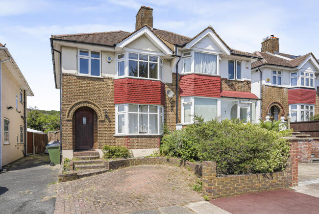 3 bed property, in Rochester Way, £500,000
