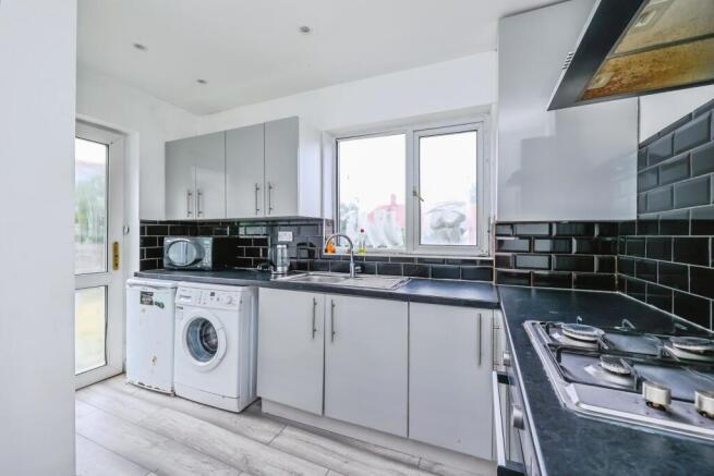 3 bed property, in Tiverton Close, £190,000