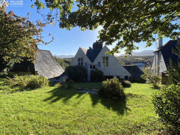 4 bed property, in Ffriddoedd Road, £340,000