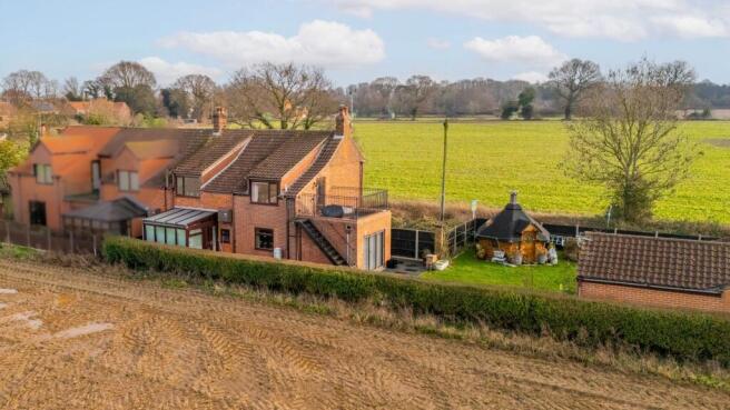 3 bed property, in Pound Lane, £450,000