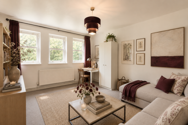 1 bed property, in Whipps Cross Road, £265,000