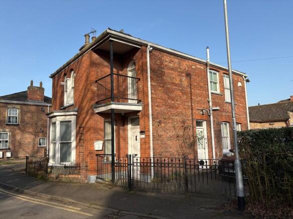 3 bed property, in Church Walk, £200,000