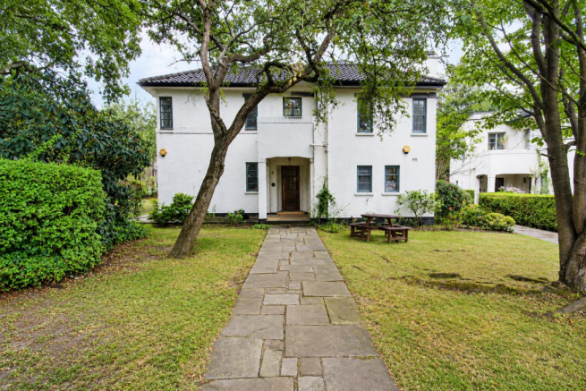 3 bed property, in Colebrook Close, £575,000