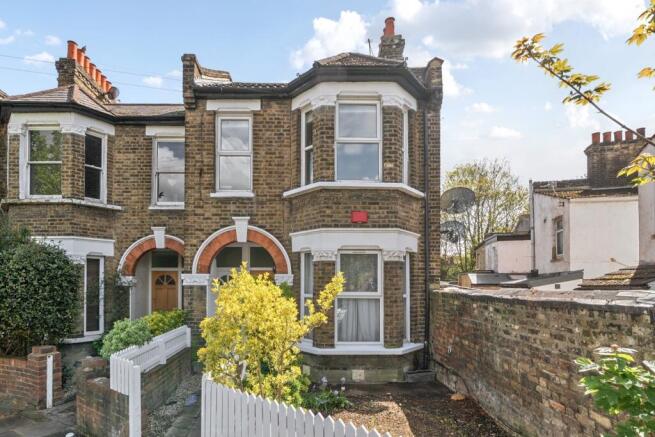 2 bed property, in Petersfield Road, £450,000