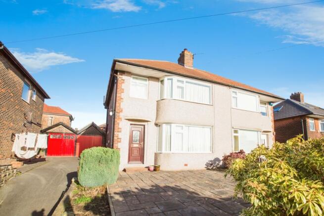 3 bed property, in Dudwell Lane, £240,000