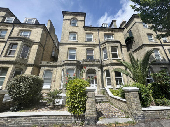 2 bed property, in Second Avenue, £375,000