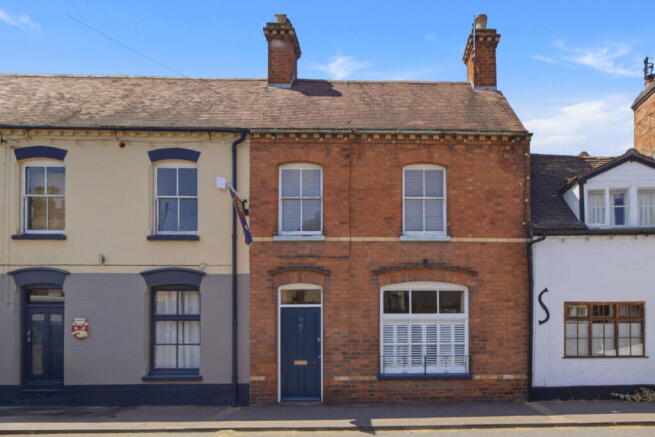 3 bed property, in Old Street, £285,000