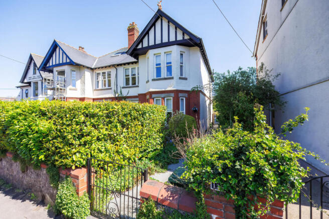 4 bed property, in Cardiff Road, £660,000