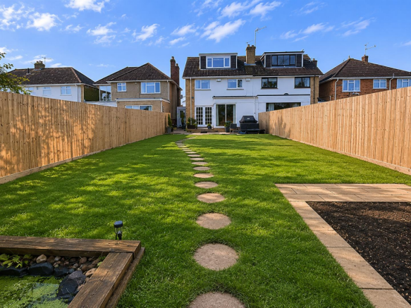 5 bed property, in Queenswood Road, £364,995