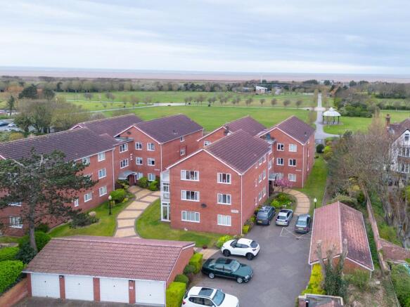 3 bed property, in Beechfield Gardens, £240,000