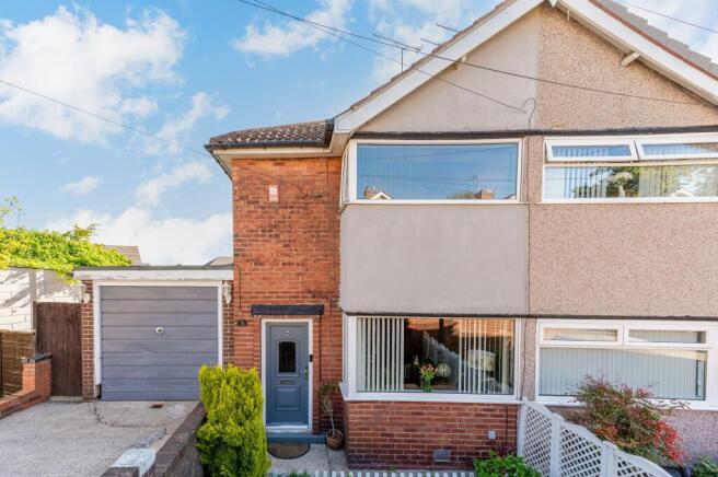 2 bed property, in Newlands Grove, £170,000