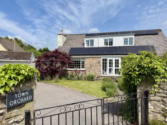 4 bed property, in Abbotskerswell, £495,000