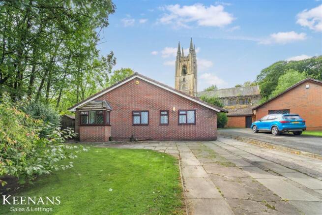 3 bed property, in St. Johns Close, £365,000